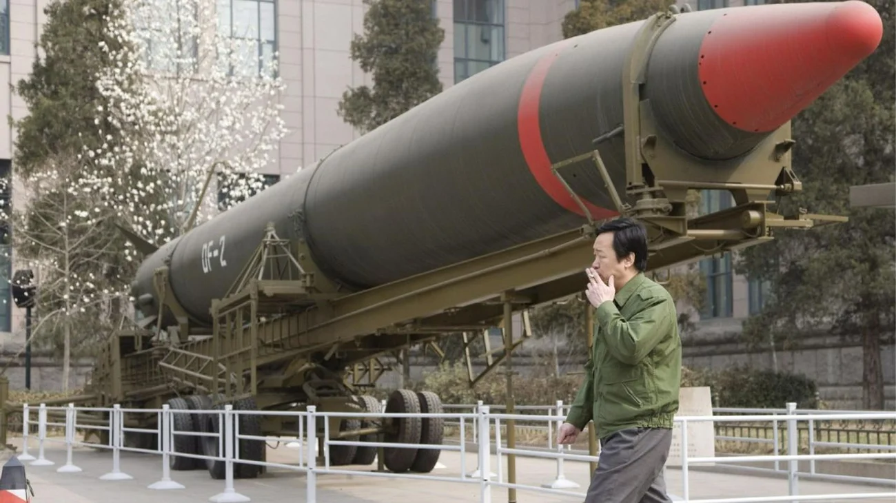 China lanza un misil balístico a aguas del Pacífico