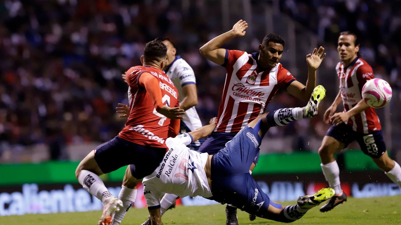 Chivas de Paunovic vence al Puebla y ya es cuarto lugar