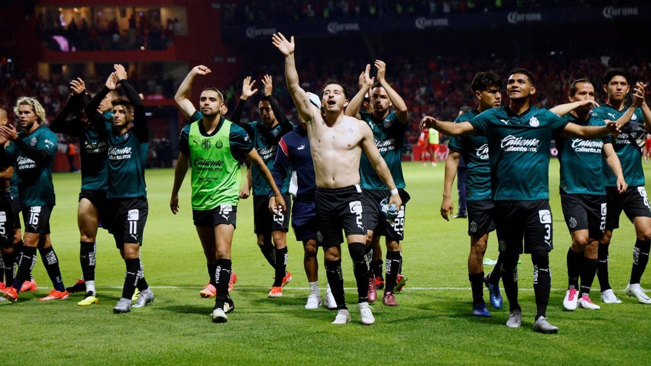 Chivas sale vivo del 'infierno' y avanza a la semifinal