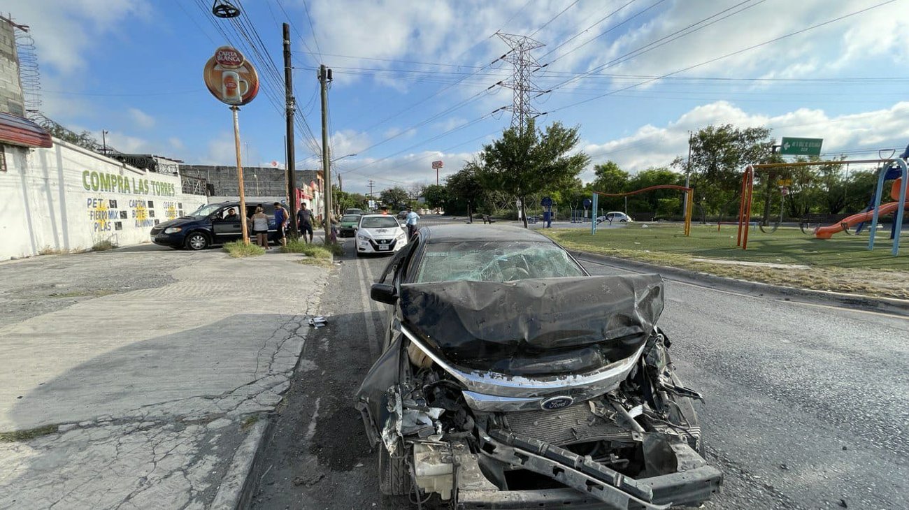 Conductor se estrella contra ruta urbana en San Nicolás