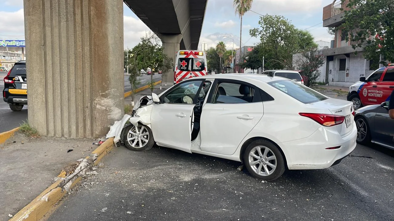 Evita chocar con auto y termina impactada en columna del Metro