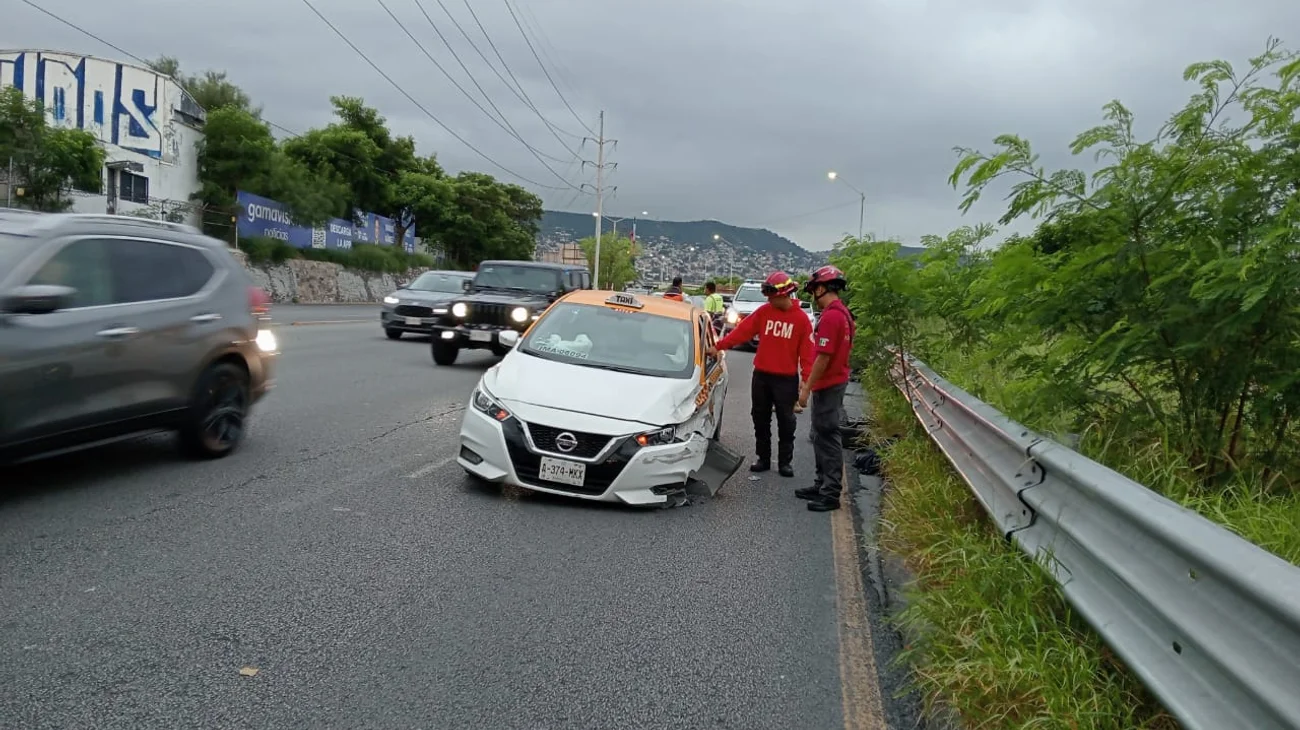 Dormita y choca su taxi contra barandal en Morones Prieto