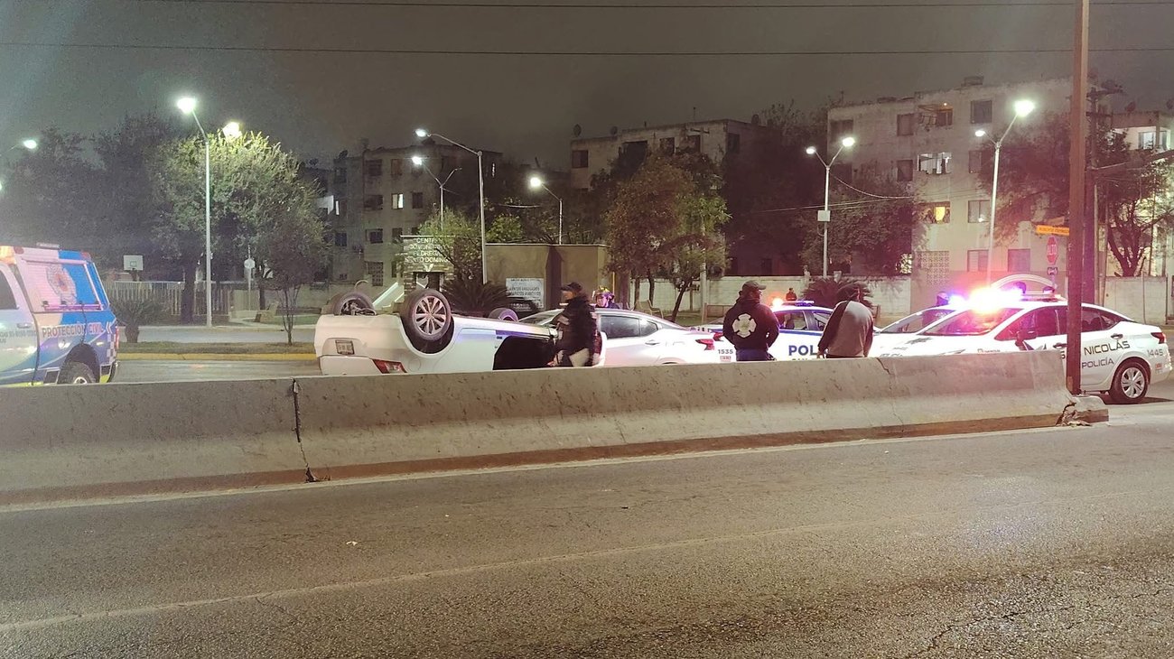 Choca con cordón de banqueta y vuelca en San Nicolás