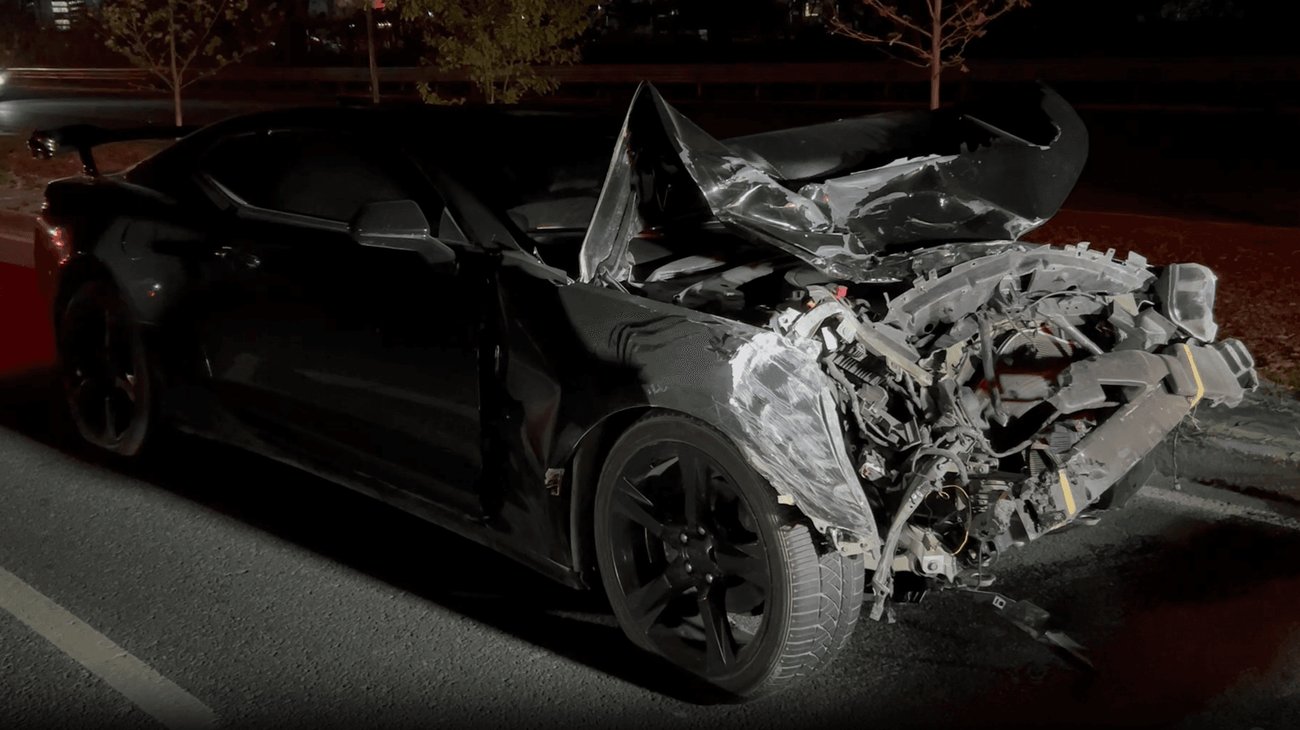 Chocan, abandonan camaro y huyen en Morones Prieto