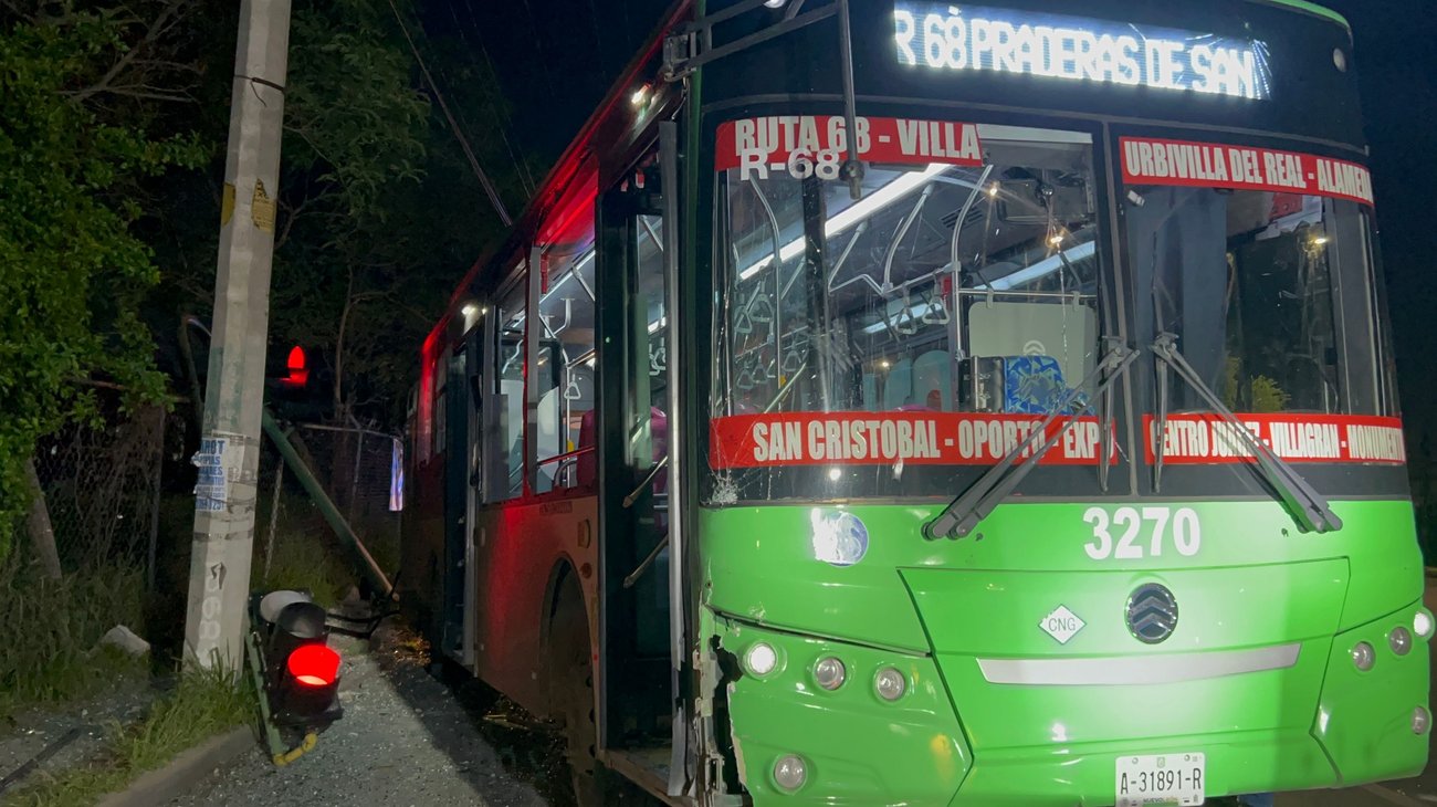 Dormita chofer de ruta 68 y provoca choque en Guadalupe