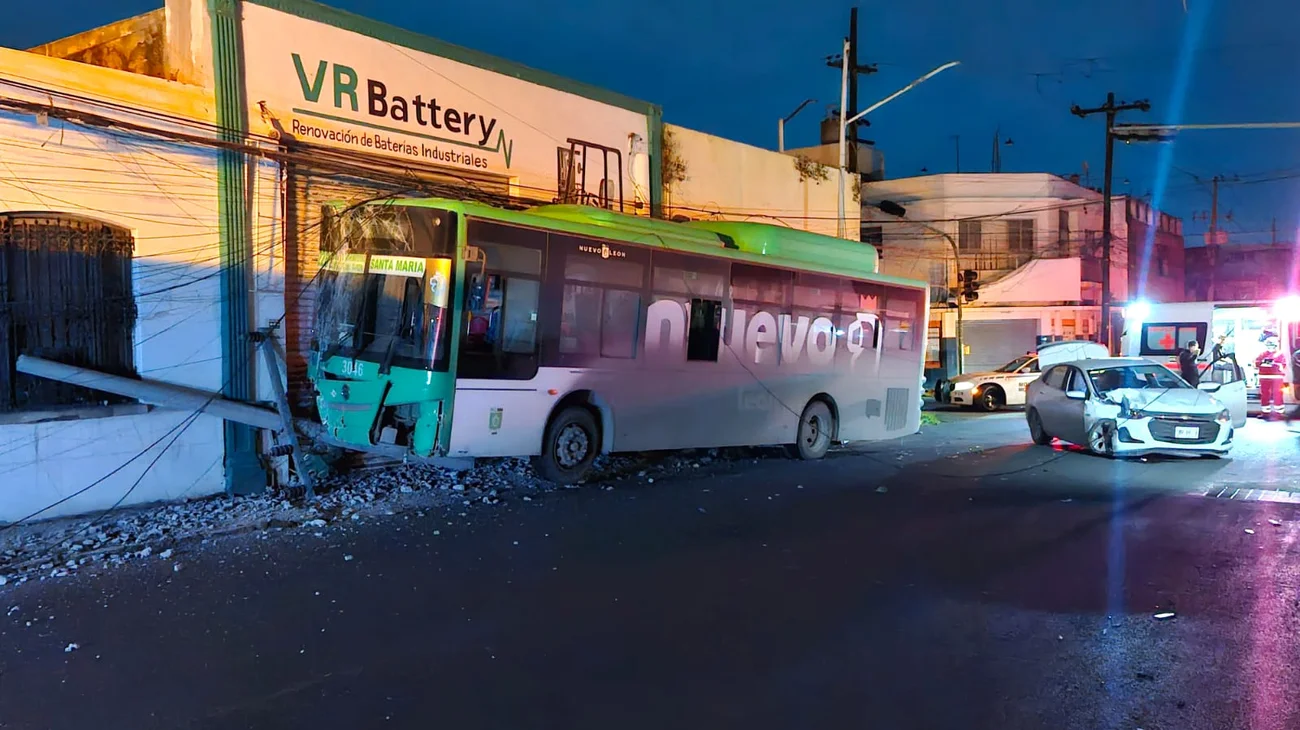 Choca camión en el Centro de Monterrey y deja sin luz a vecinos