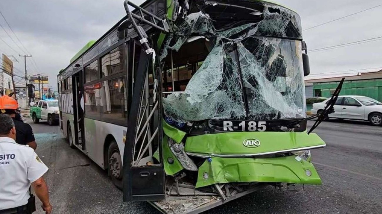 Chófer de ruta urbana choca en Guadalupe y se da a la fuga