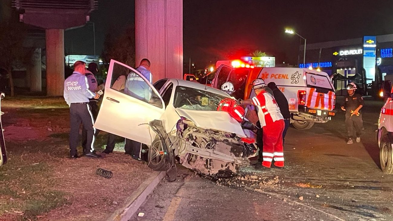 Estrella su auto contra columna del Metro en Av. Universidad