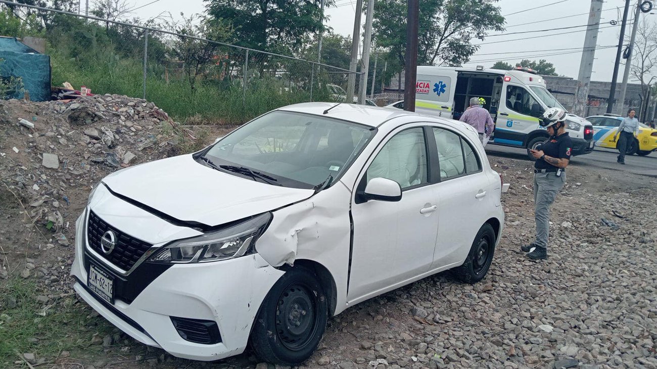 Tren impacta auto que intentó ganarle el paso en Monterrey