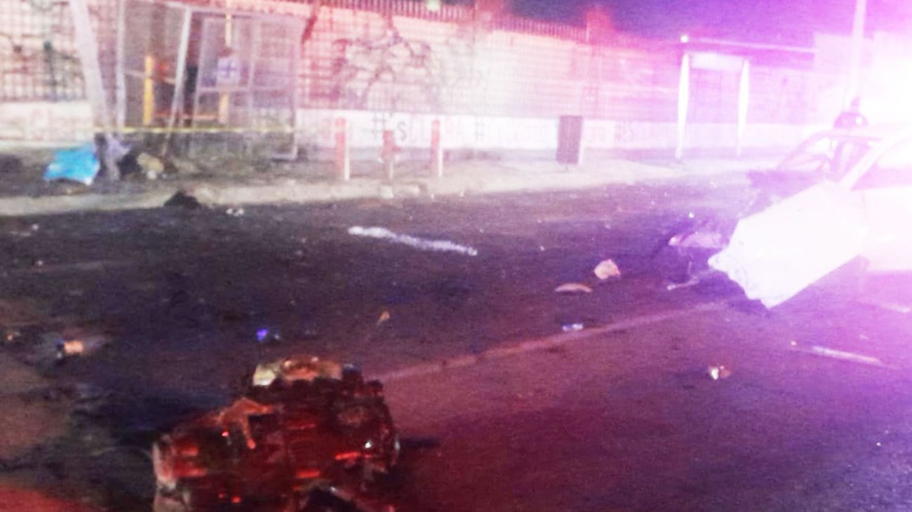 Hombre muere al impactar su auto contra luminaria