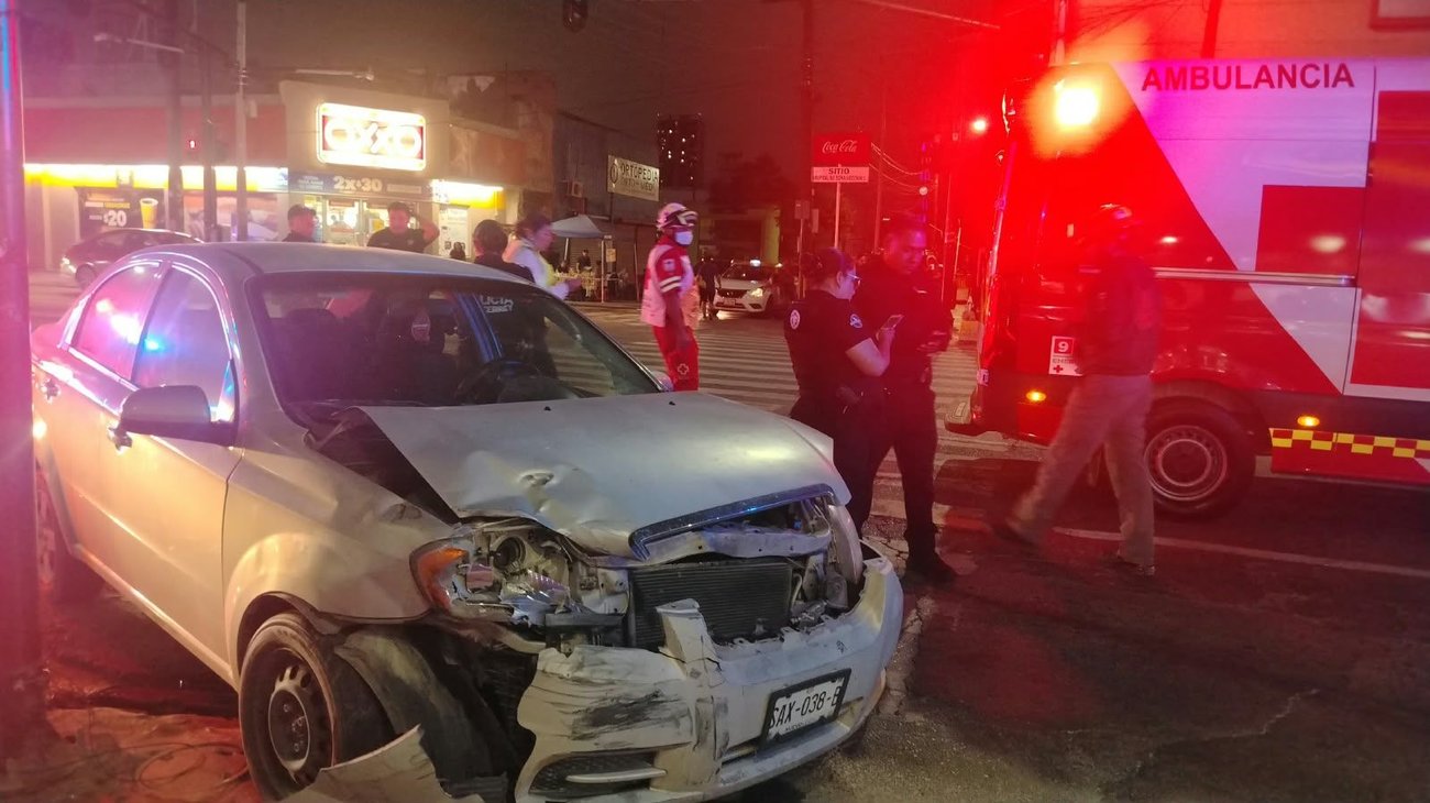 Choca patrulla de Monterrey contra vehículo; hay dos lesionados