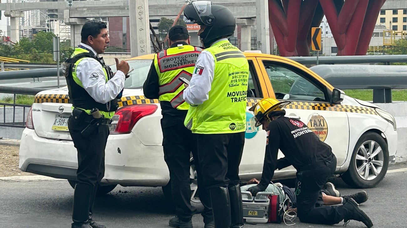 Choque de taxi colectivo en Monterrey deja un herido