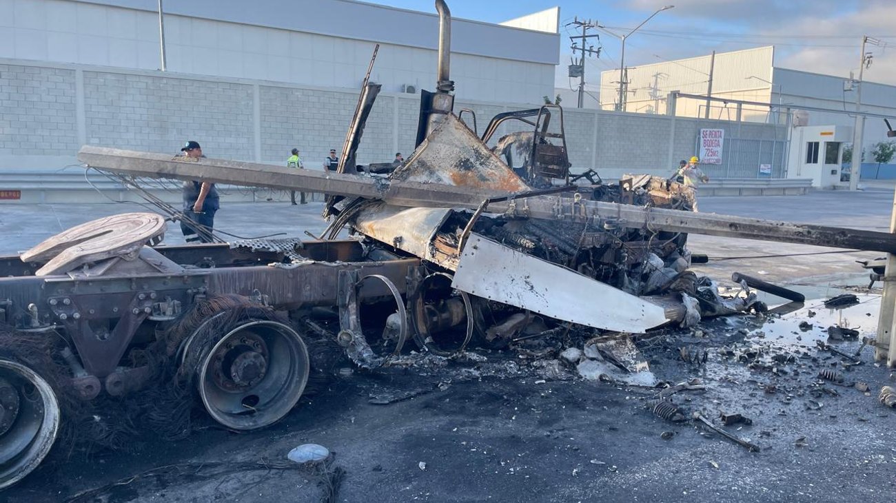Tráiler se impacta contra postes y se incendia