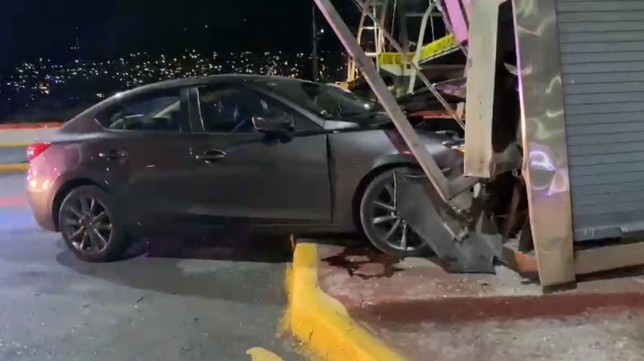 Estrellan vehículo contra estructura y huyen del lugar