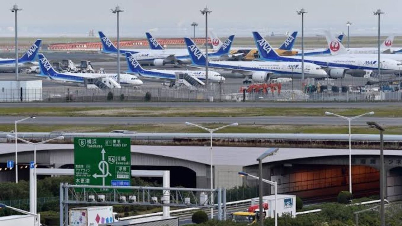 Chocan las alas de dos aviones en un aeropuerto de Japón
