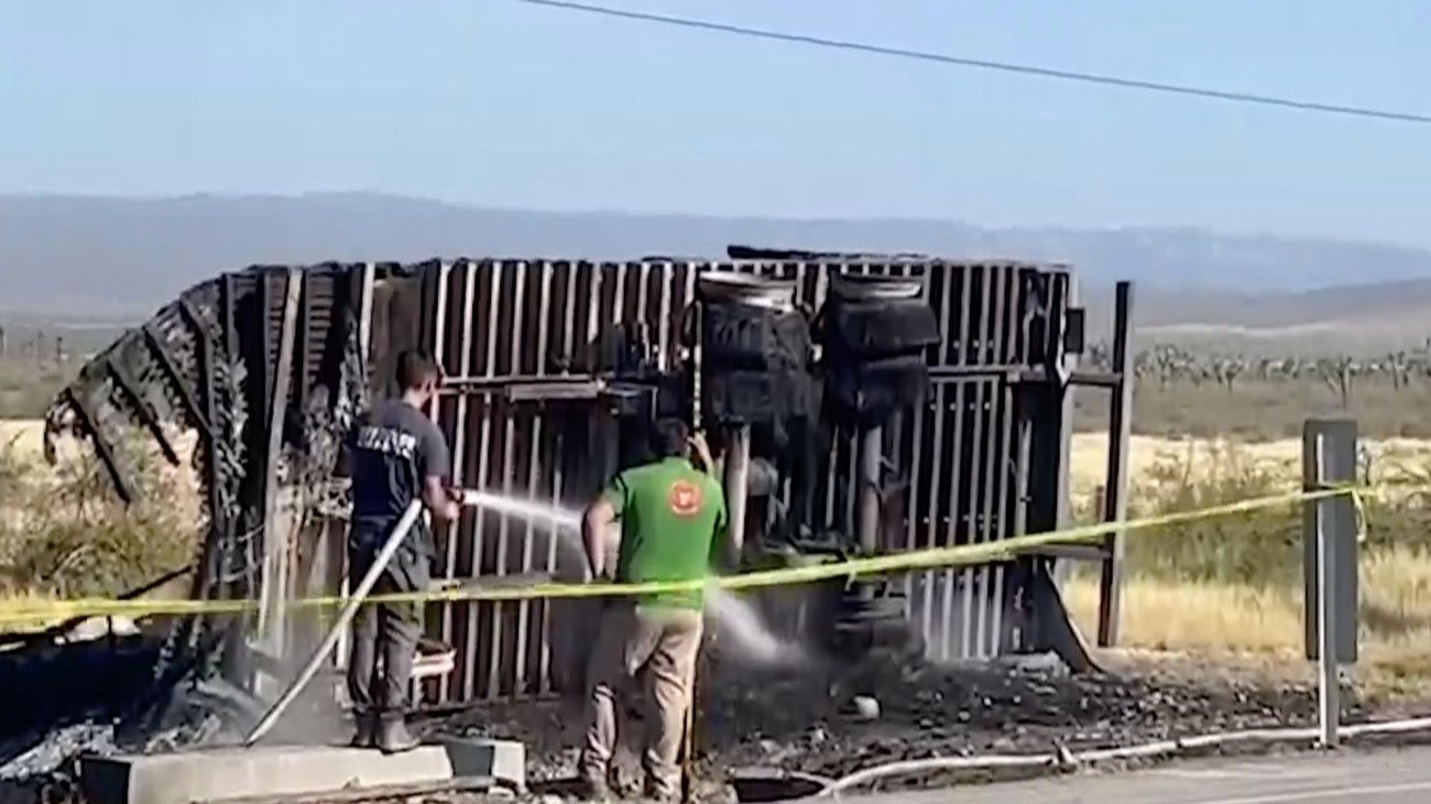 Muere trailero calcinado tras volcadura en Ciénega de Flores