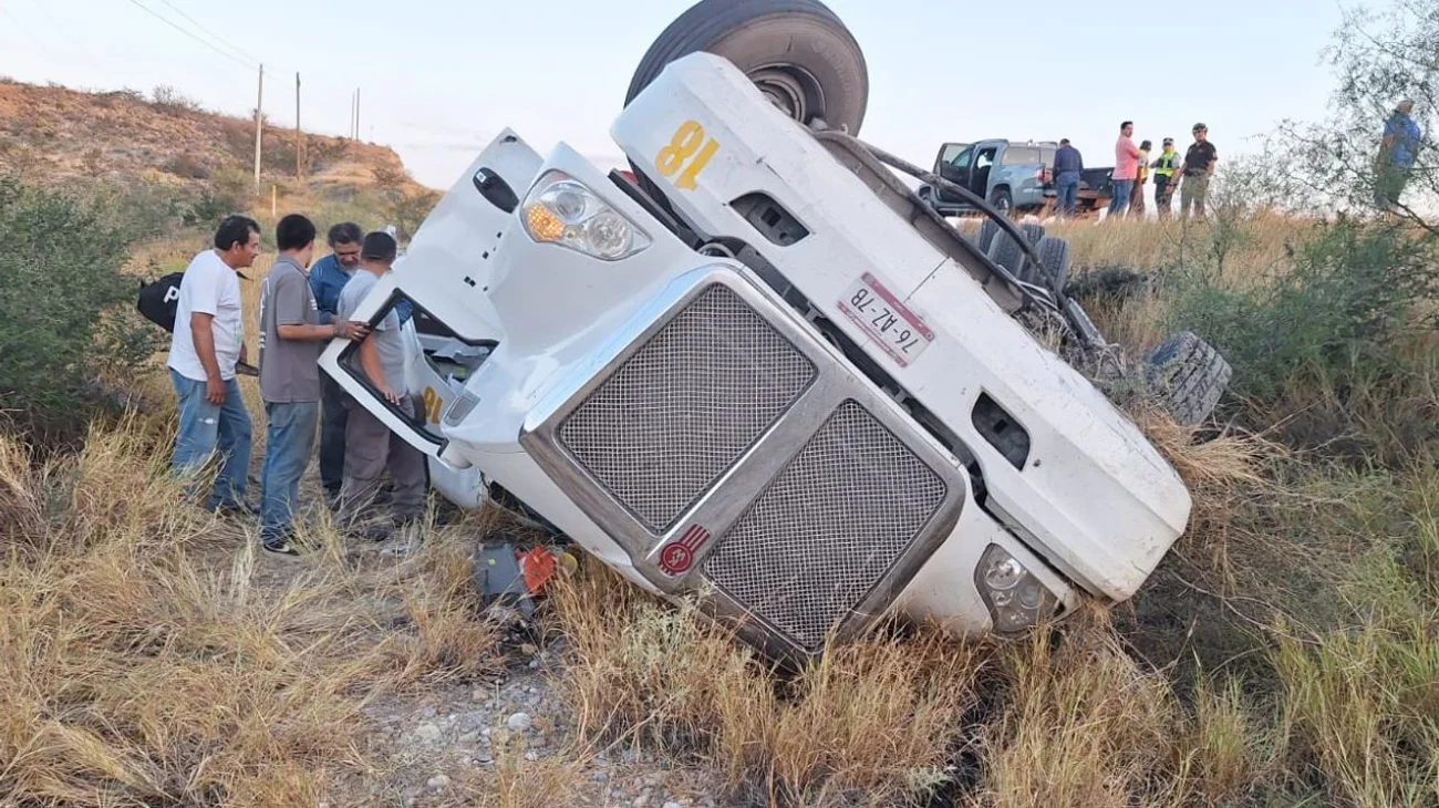 Camión cae a barranco en carretera a Monclova; hay un herido
