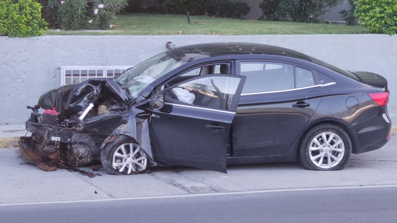 Conductor lesionado tras chocar en Blvd. Antonio L. Rodríguez