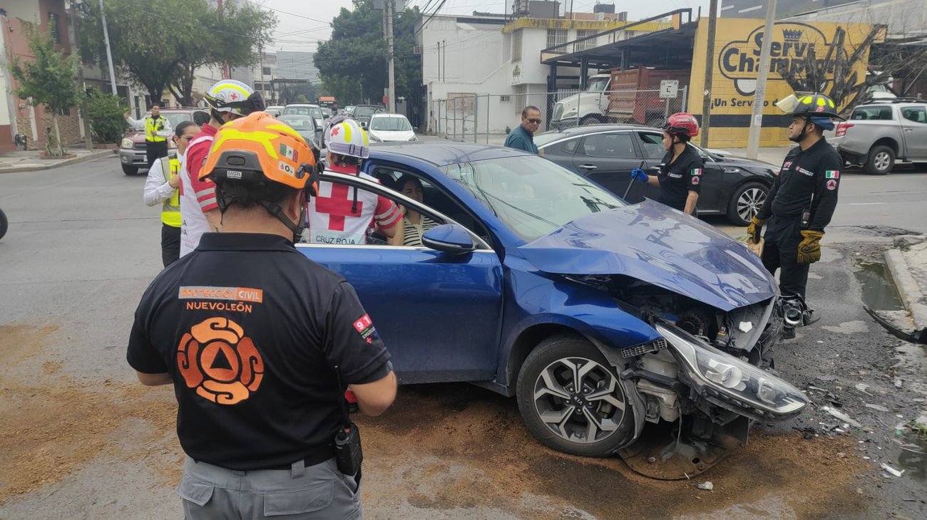 Choque deja a mujer con golpes en la colonia Obrera