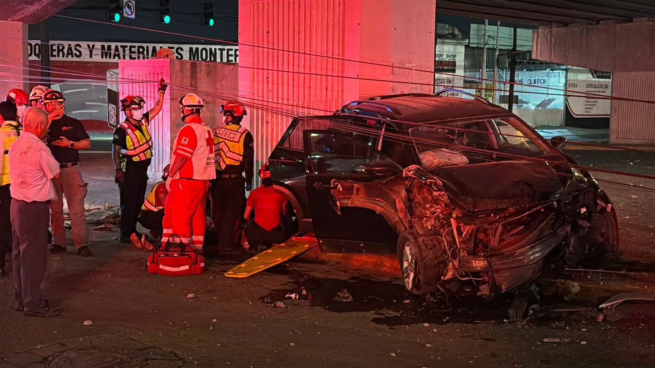 Choque contra poste y puente en Monterrey deja tres lesionadas