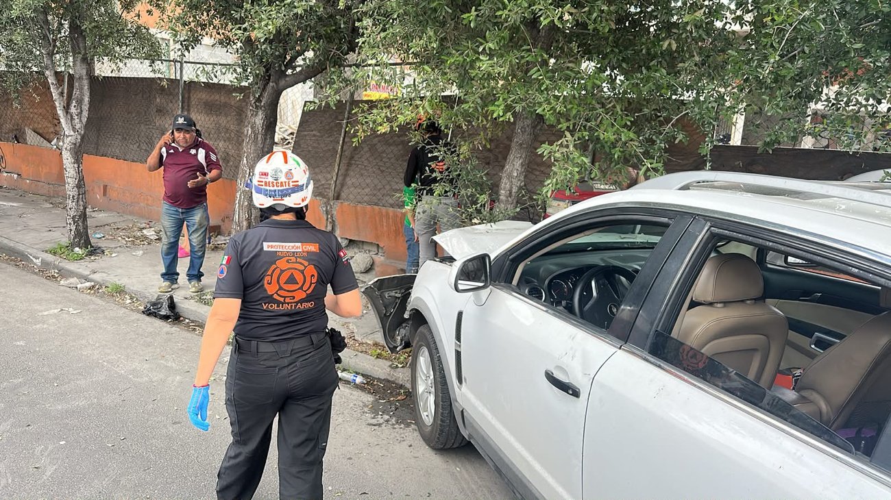 Choque tipo crucero moviliza a cuerpos de auxilio en Monterrey 