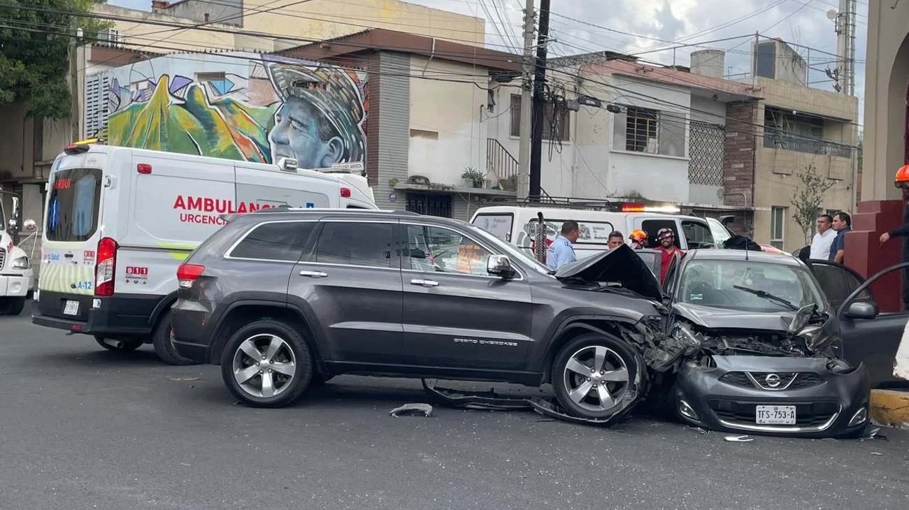 Camioneta prensa a conductora en el centro de Monterrey