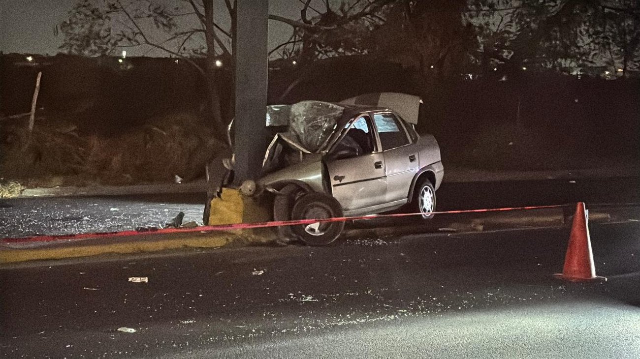 Muere hombre y mujer queda grave tras choque en Escobedo
