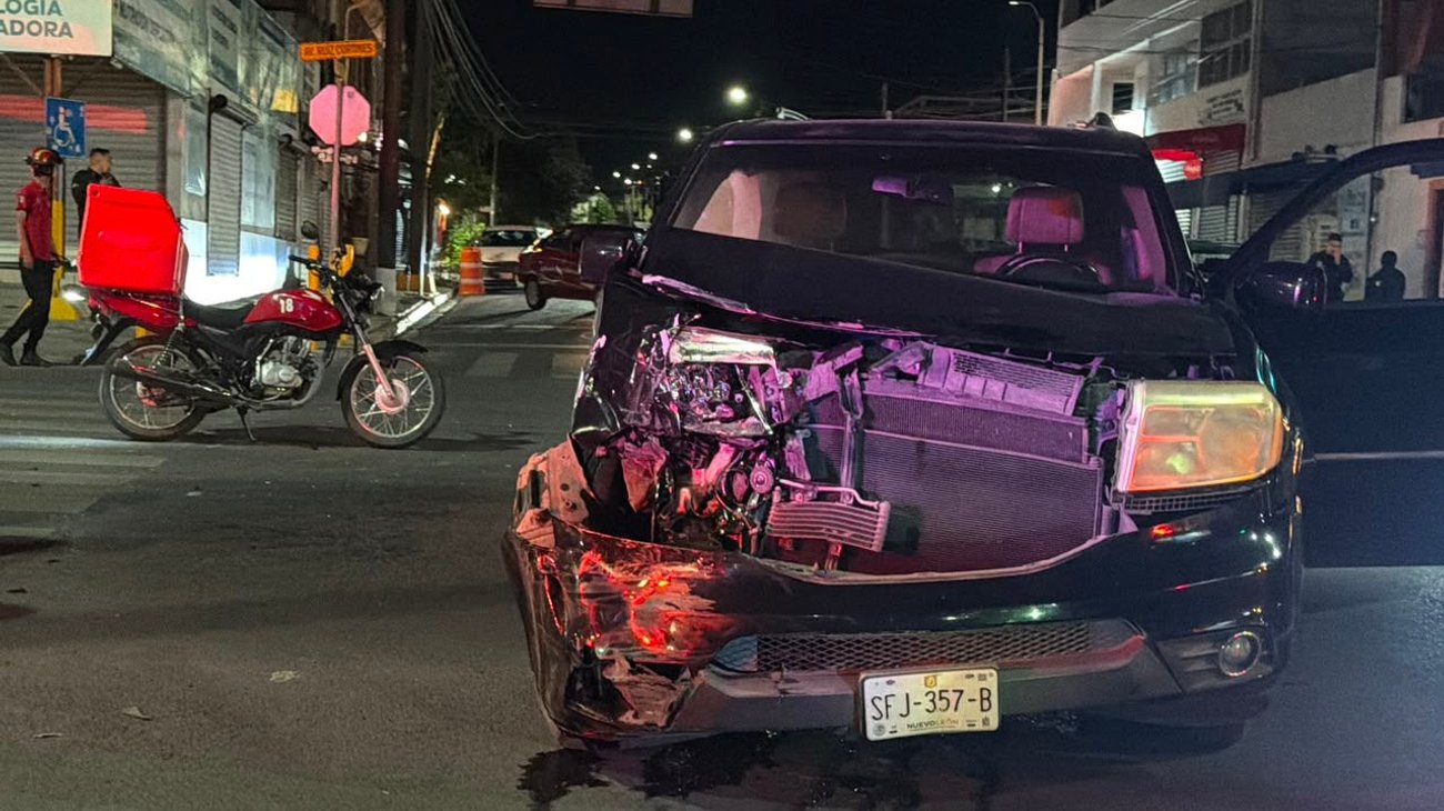 Choque entre patrulla de Monterrey y camioneta deja lesionados