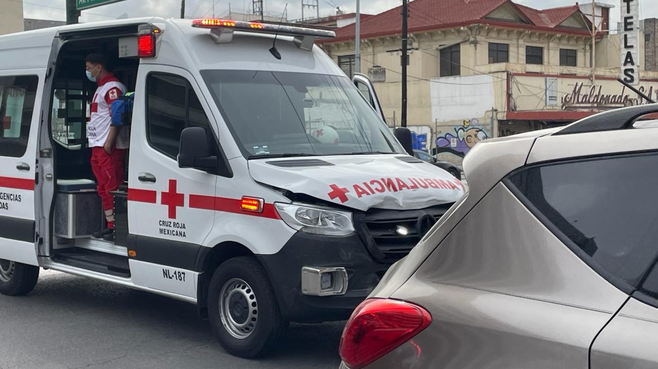 Choca camioneta a ambulancia de Cruz Roja en Av. Pino Suárez