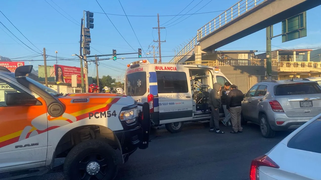 Choca auto con ambulancia tras no respetarle el paso
