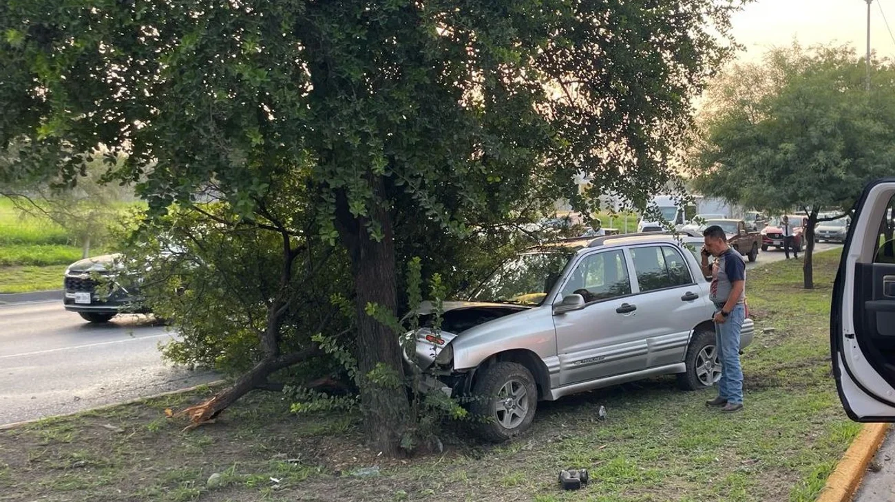 Sufre mareo y se estrella contra árboles en avenida Eloy Cavazos