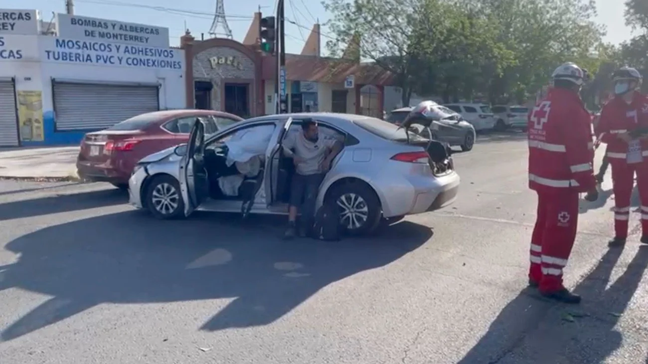 Choque entre auto y camioneta deja dos lesionados