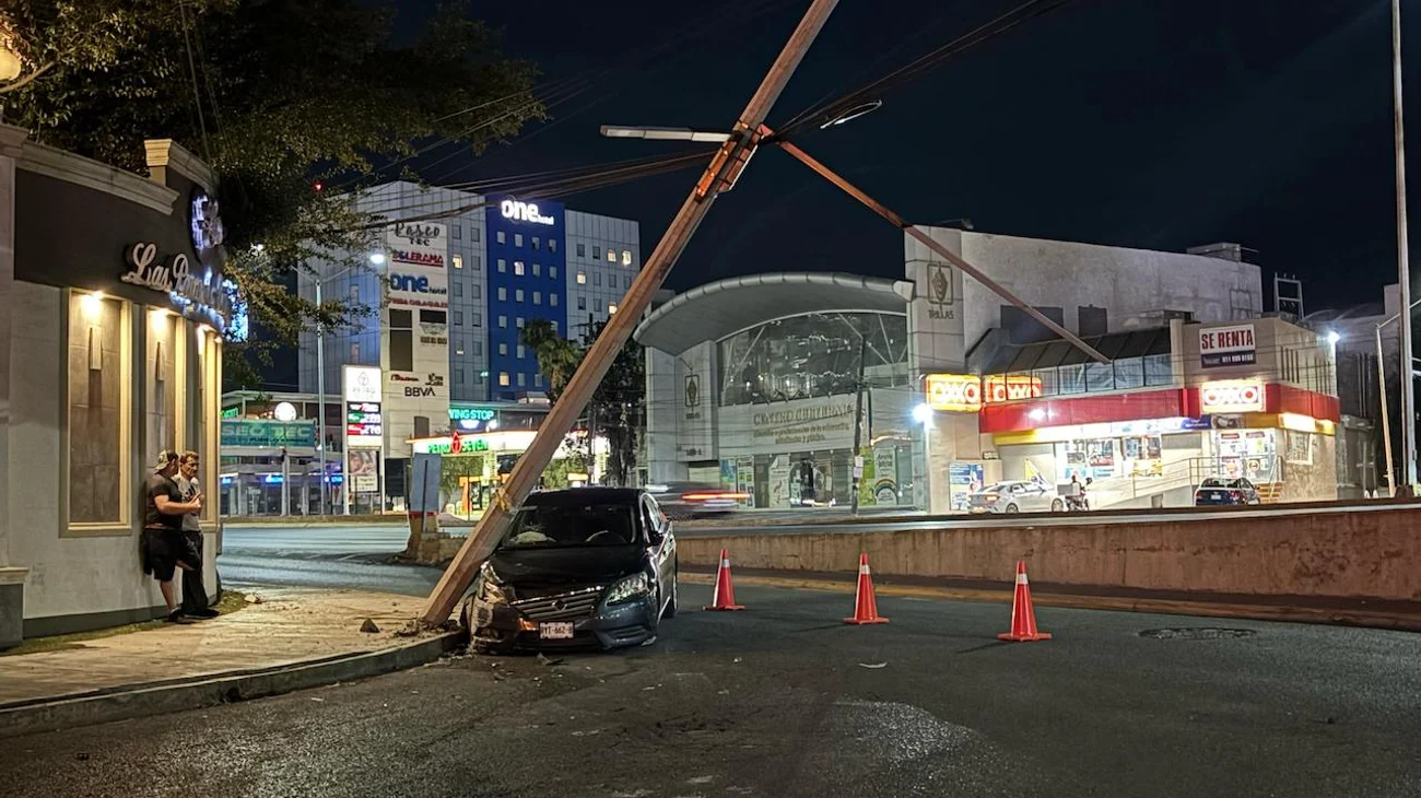 Choca su auto y destruye cámaras del C4 al sur de Monterrey