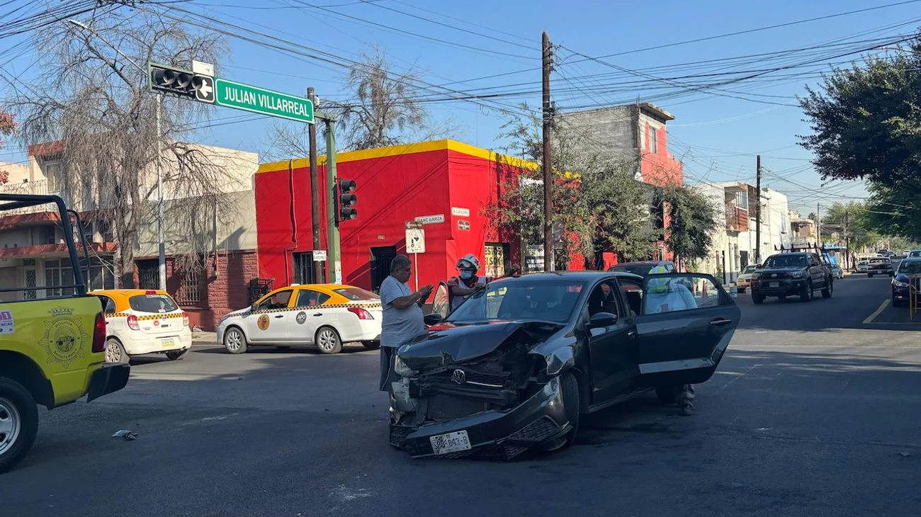 Falla de semáforo provoca choque en el centro de Monterrey