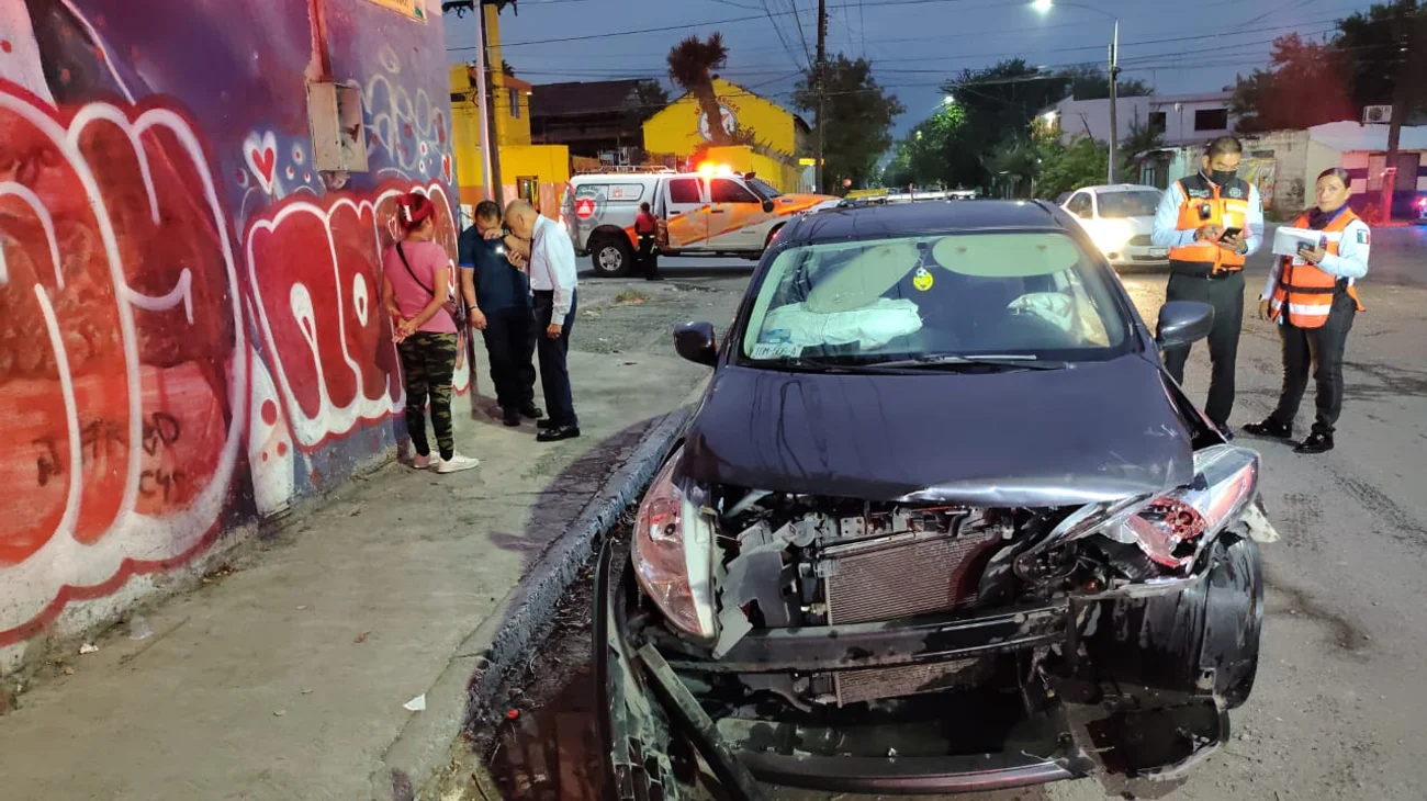 Choque deja daños materiales en auto y camioneta