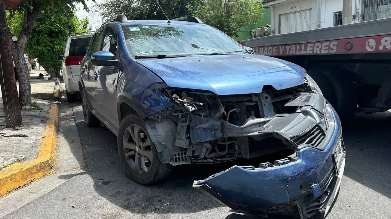 Automovilista se pasa el alto y provoca choque