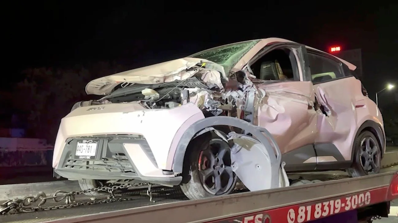 Choca conductora contra muro de contención en Paseo de los Leones