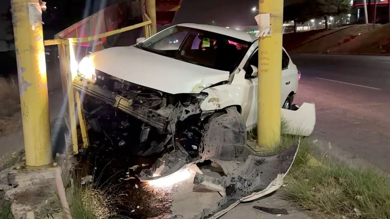 Choca conductora auto contra puente peatonal frente Plaza Cumbres