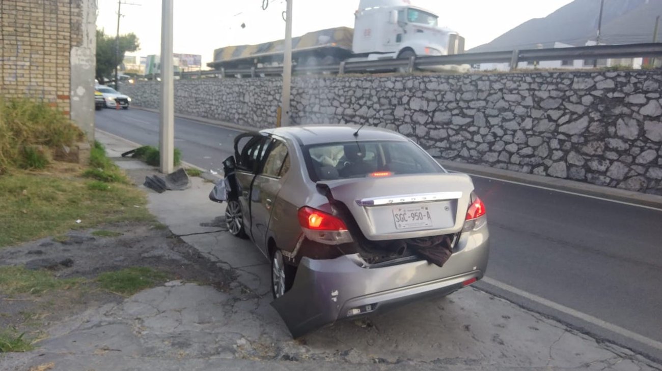 Conductora estrella su auto contra poste en Av. Garza Sada 