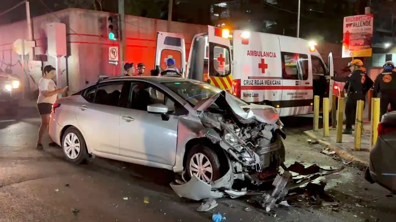 Se pasa semáforo en rojo y provoca fuerte choque