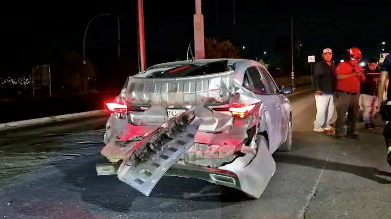 Impacta pipa cargada con jarabe de maíz a vehículo