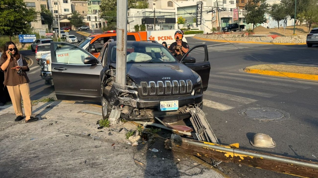 Choca adulto mayor su camioneta contra poste en San Jemo
