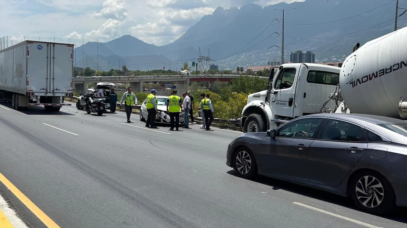 Choque entre auto y revolvedora deja una mujer lesionada