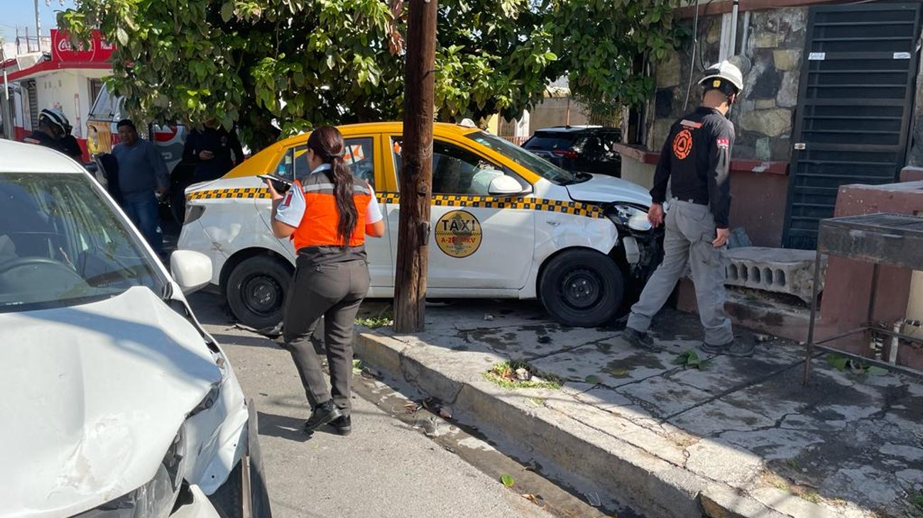Taxi se impacta contra un domicilio tras choque