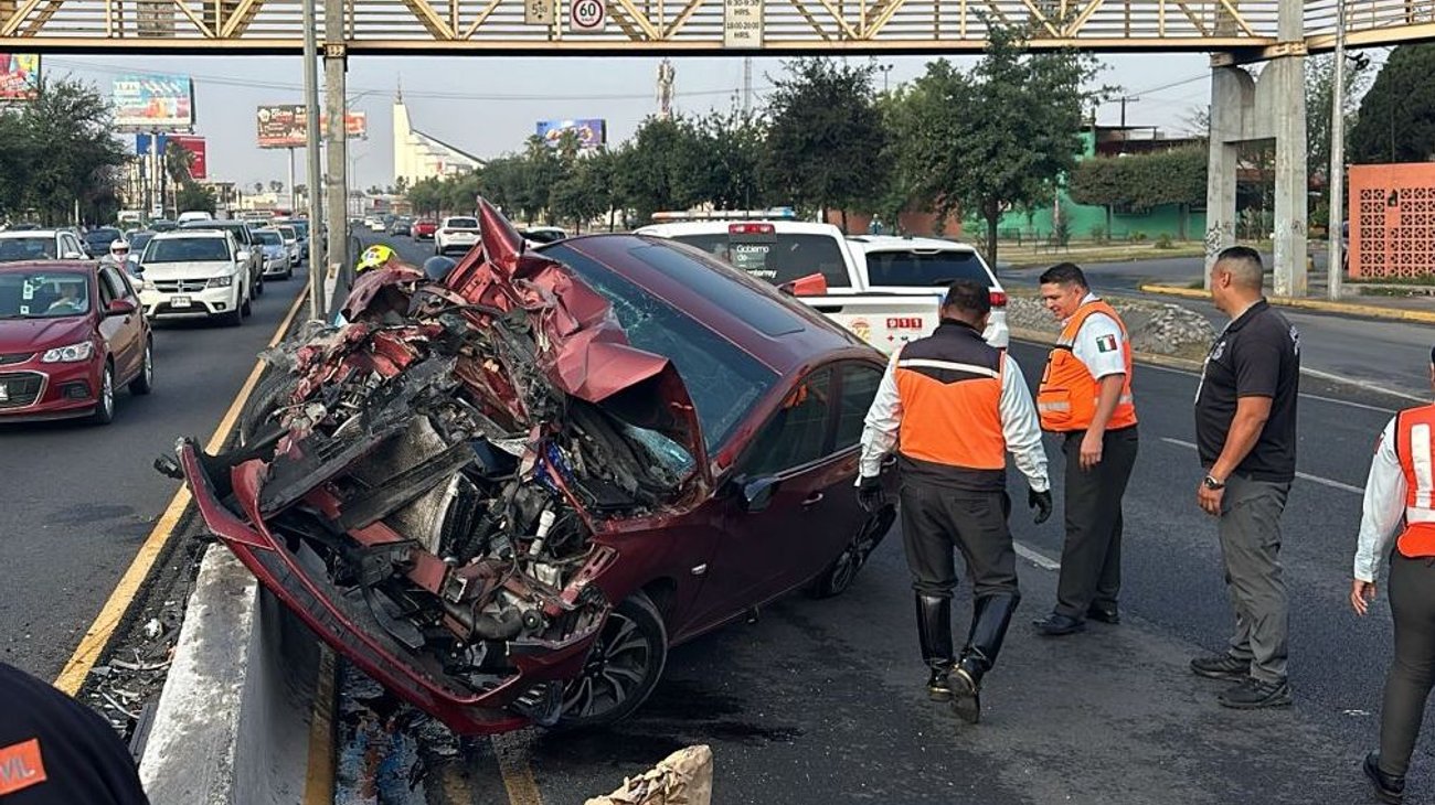 Choca auto contra camellón en avenida Fidel Velázquez
