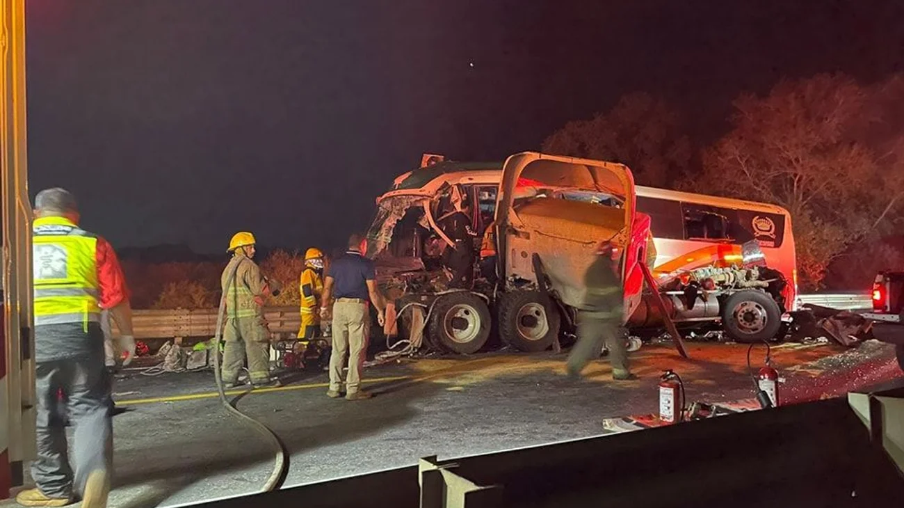 Tráiler choca con autobús procedente de Nuevo León; hay un muerto