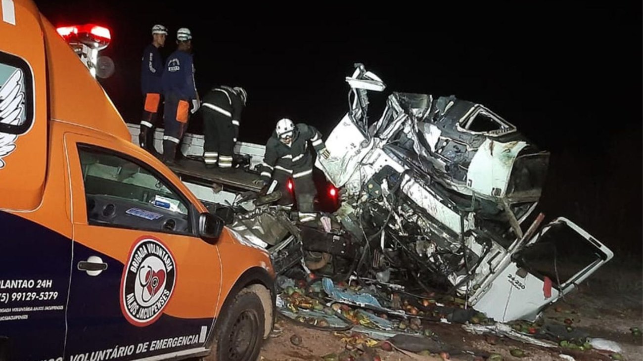 Choque entre camión y un autobús en Brasil deja 24 muertos