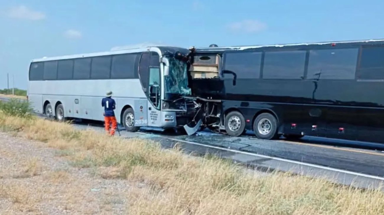 Choque entre dos autobuses y un tráiler deja un muerto