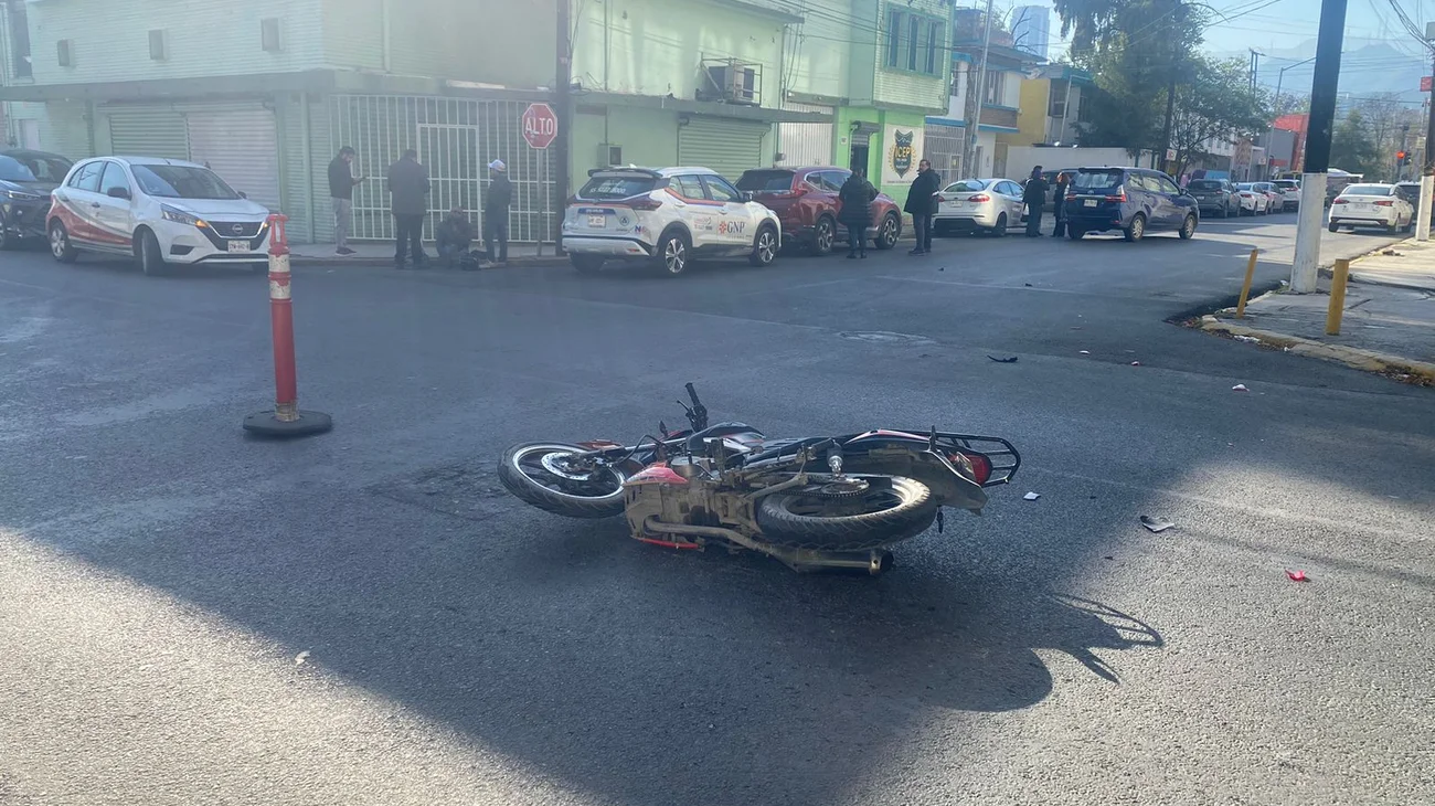  Choca motociclista contra camioneta en el Centro de Monterrey
