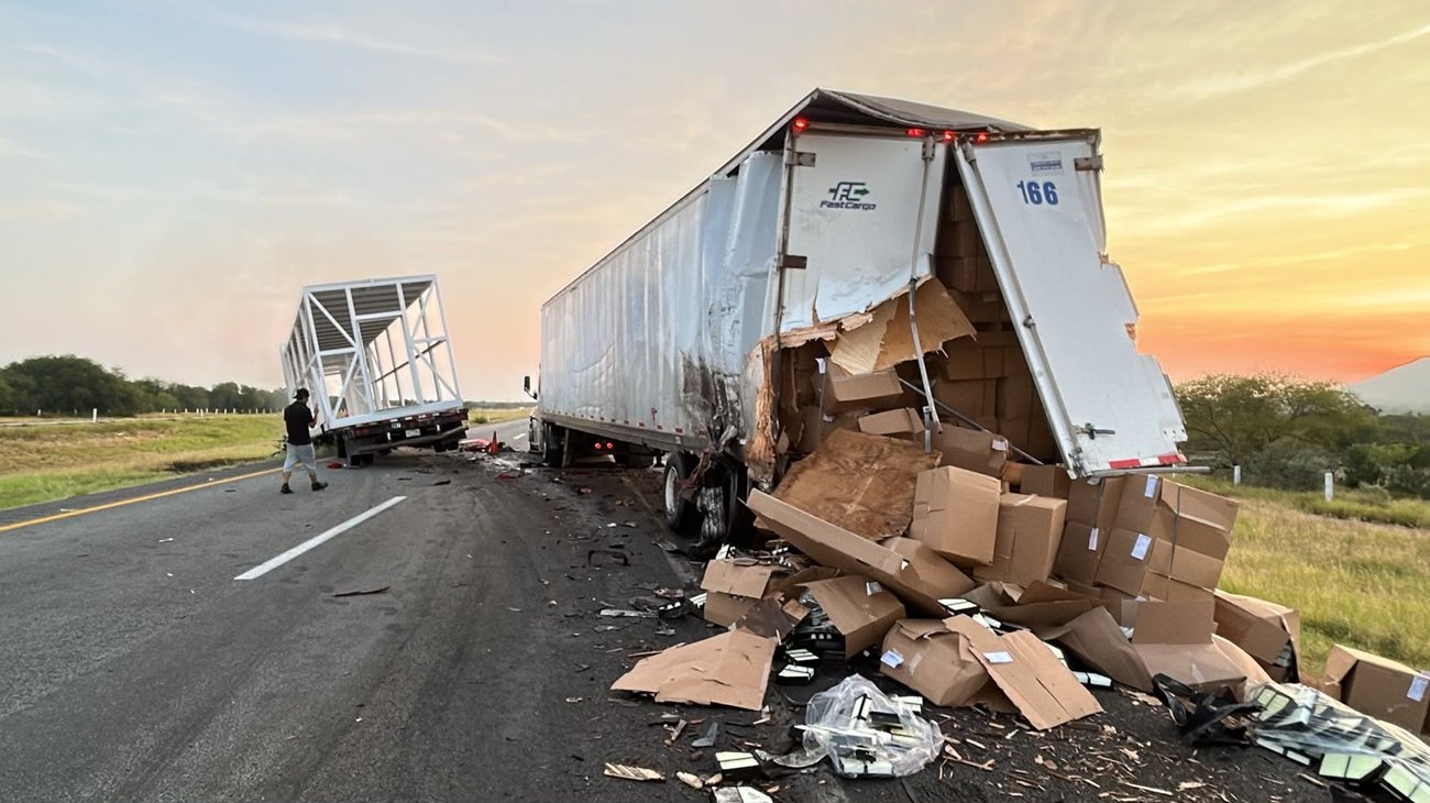 Cierran Autopista a Laredo por choque entre tráiler y auto